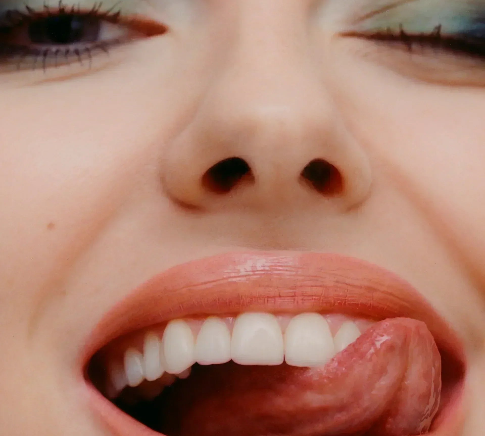 VOGUE Interview mit Dr. Katharina Broos: "Ich spüle meinen Mund jeden Morgen mit Kokosöl aus – diese Vorteile hat Ölziehen wirklich"