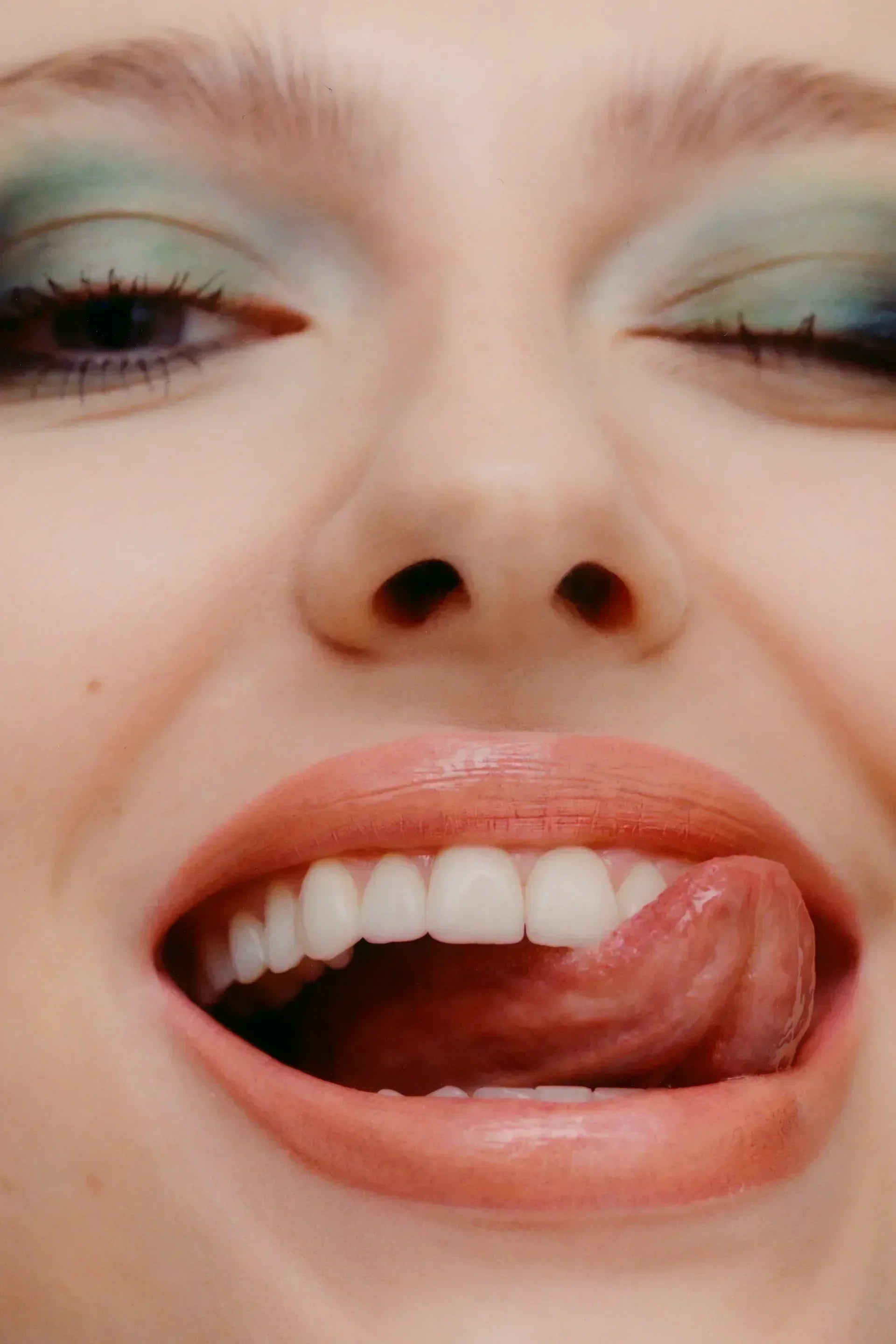 VOGUE Interview mit Dr. Katharina Broos: "Ich spüle meinen Mund jeden Morgen mit Kokosöl aus – diese Vorteile hat Ölziehen wirklich"