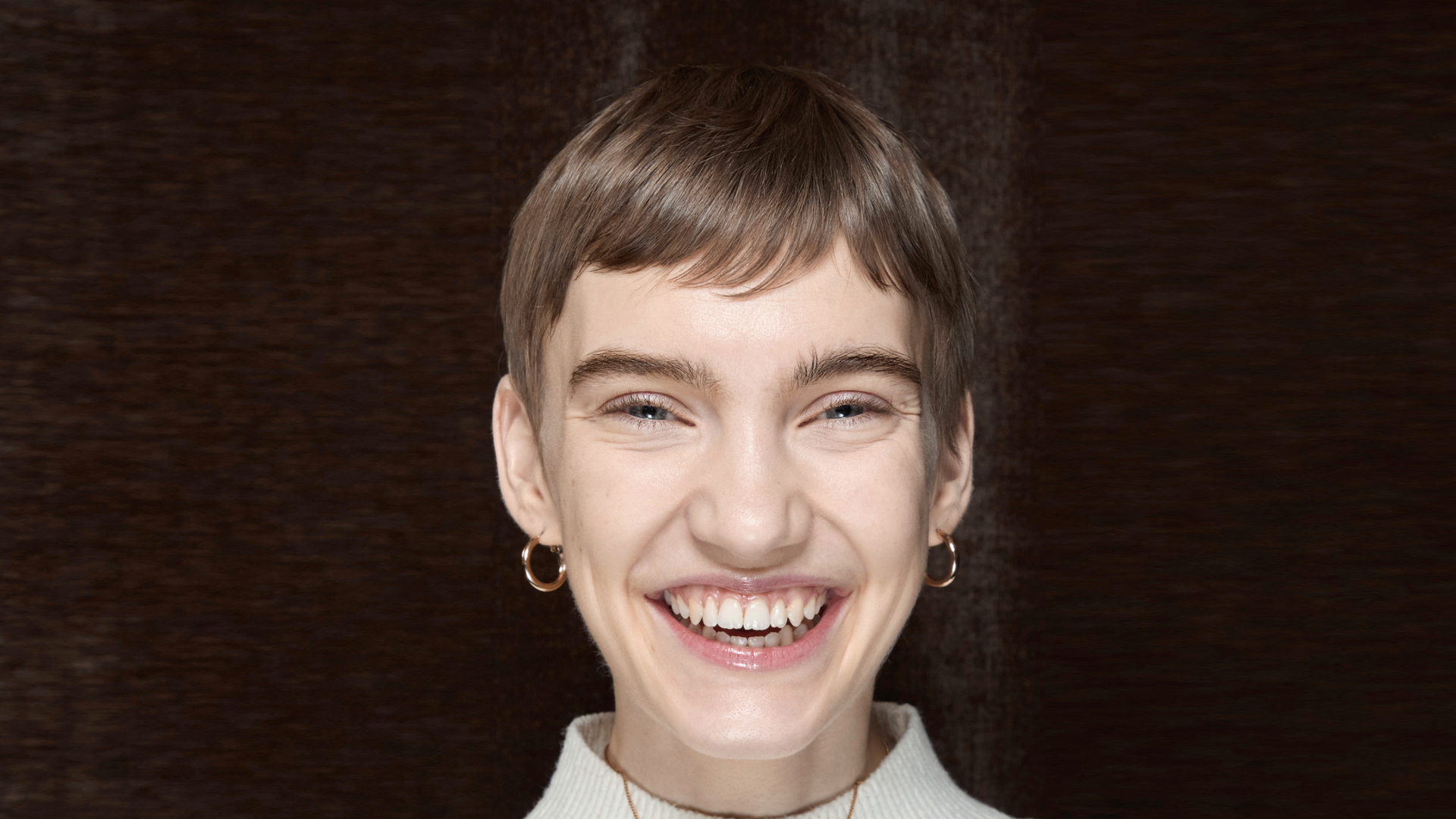 Dr. Katharina Broos im Interview mit ELLE zum Thema Zahnpflege-Mythen